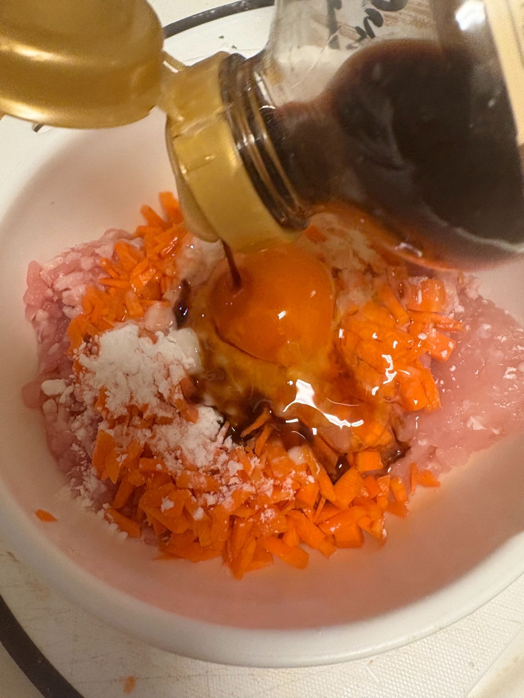 鶏ひき肉でタネを作ります。