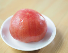 『トマトの皮』が気持ちいいほどツルンと剥ける♡お湯をかけるだけ＆冷凍するだけ！？夏の時短ワザ