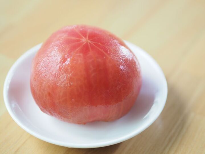『トマトの皮』が気持ちいいほどツルンと剥ける♡お湯をかけるだけ&冷凍するだけ!?夏の時短ワザ