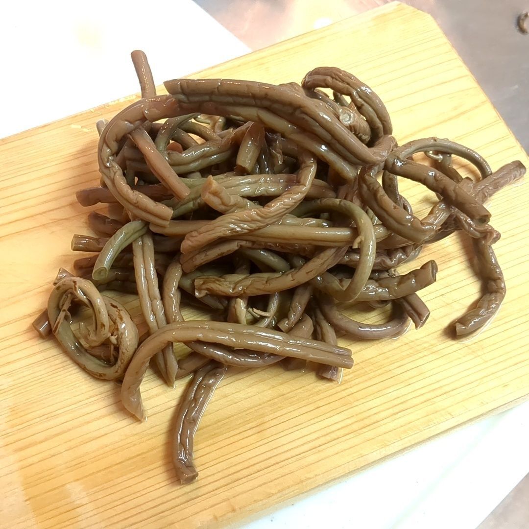 戻したゼンマイを切ります