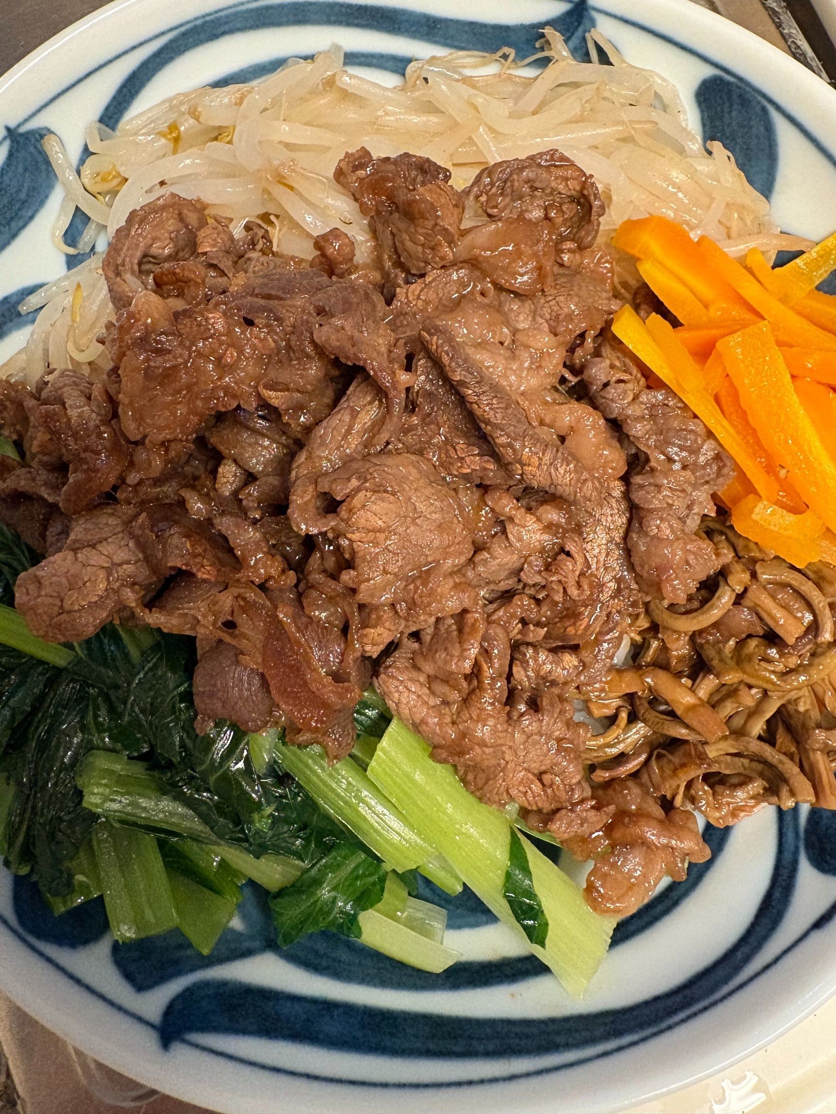 お盆のお昼ご飯に、ほとんどモヤシの焼き肉ビビンバ！