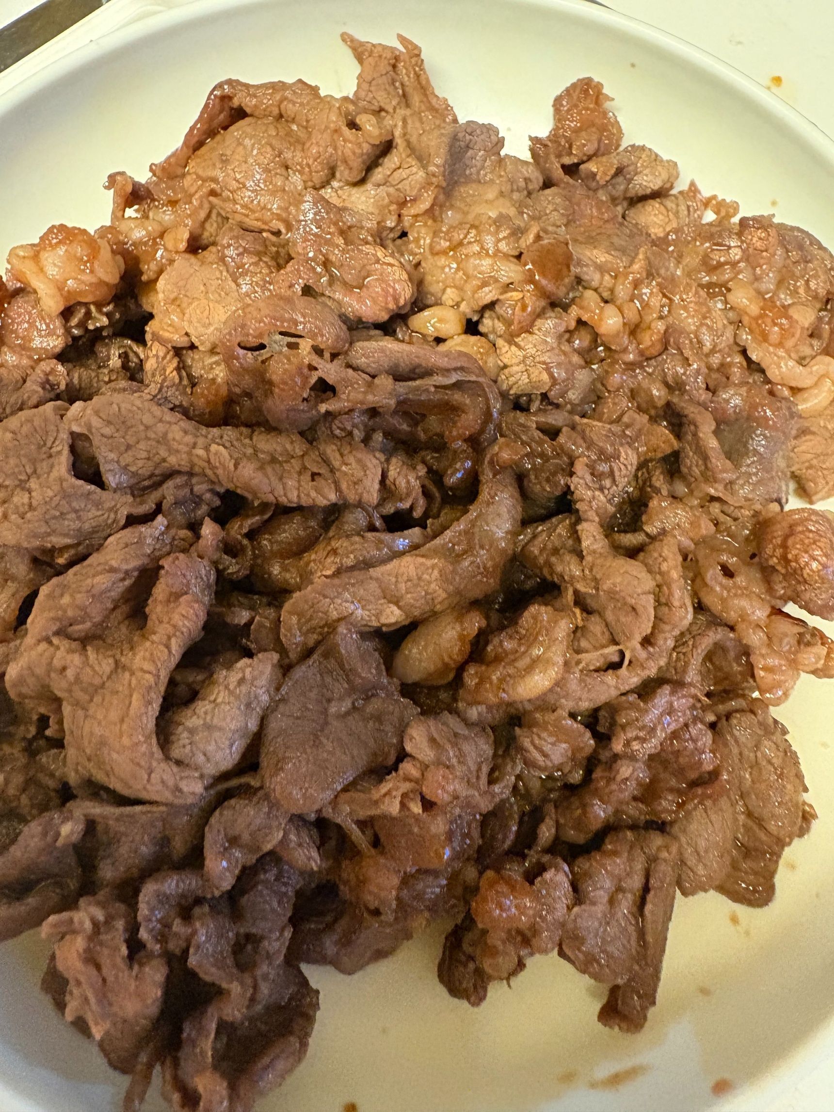 タレに漬けておいた牛肉は焼いてから別皿に取りました。