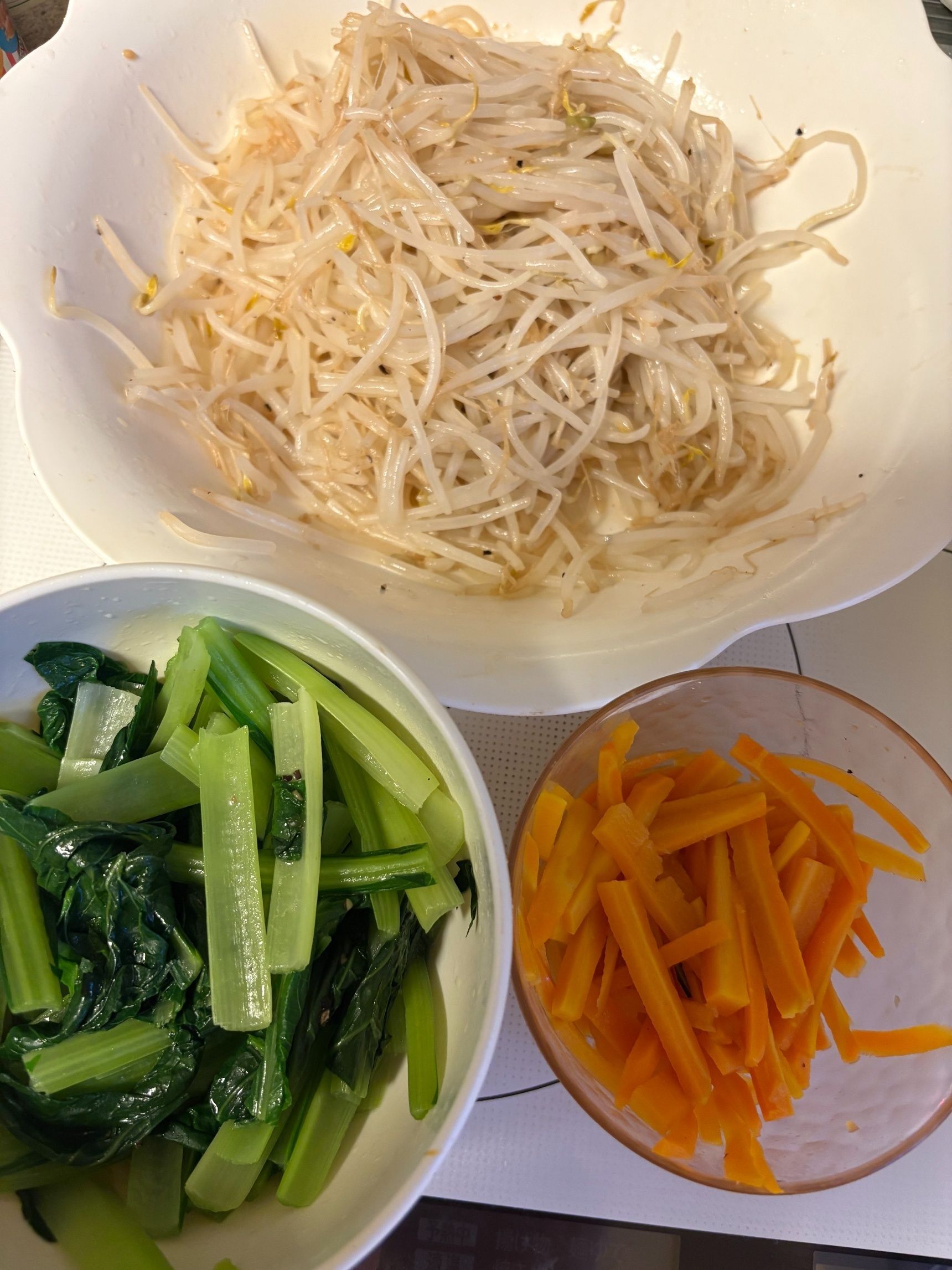 ＜小松菜＞＜にんじん＞は中華だしを入れたスープで茹でてごま油で和えておきます。