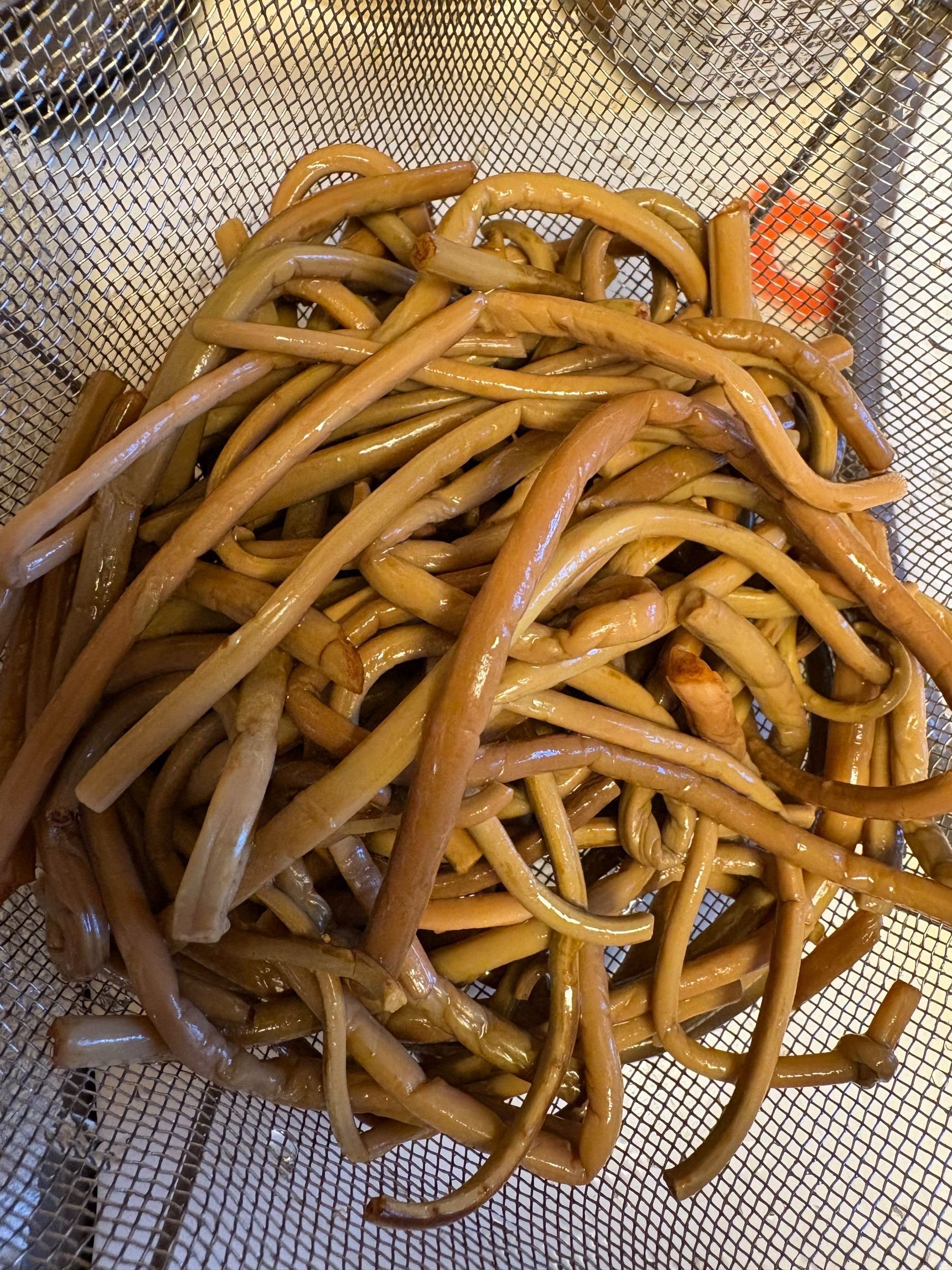 ゼンマイはサッと水で流してから食べやすい長さに切りそろえます。