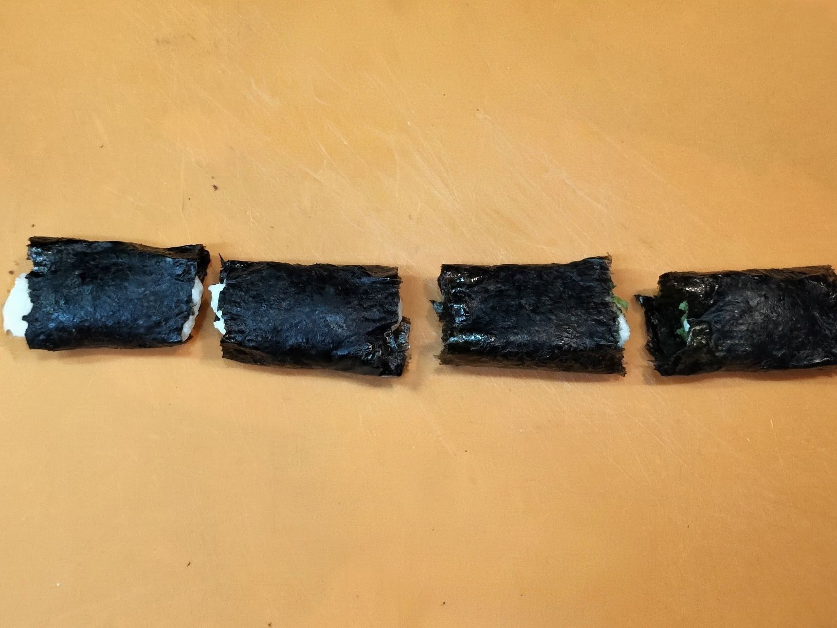 4、海苔の両端を軽く折って重ねる→海苔の重なった部分を下にして数分置いておく
