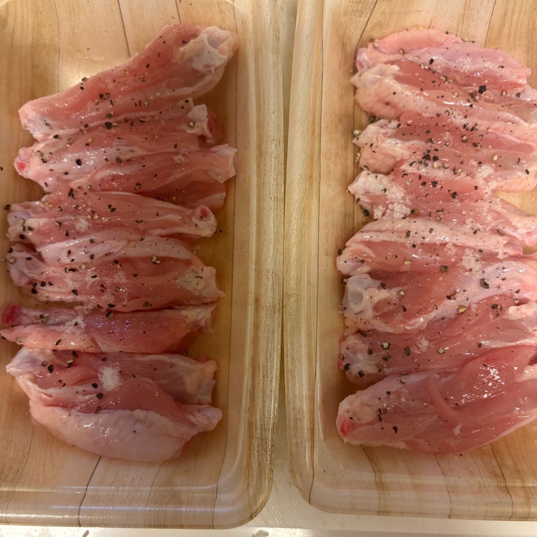 手羽中は塩と胡椒を振っておきます。