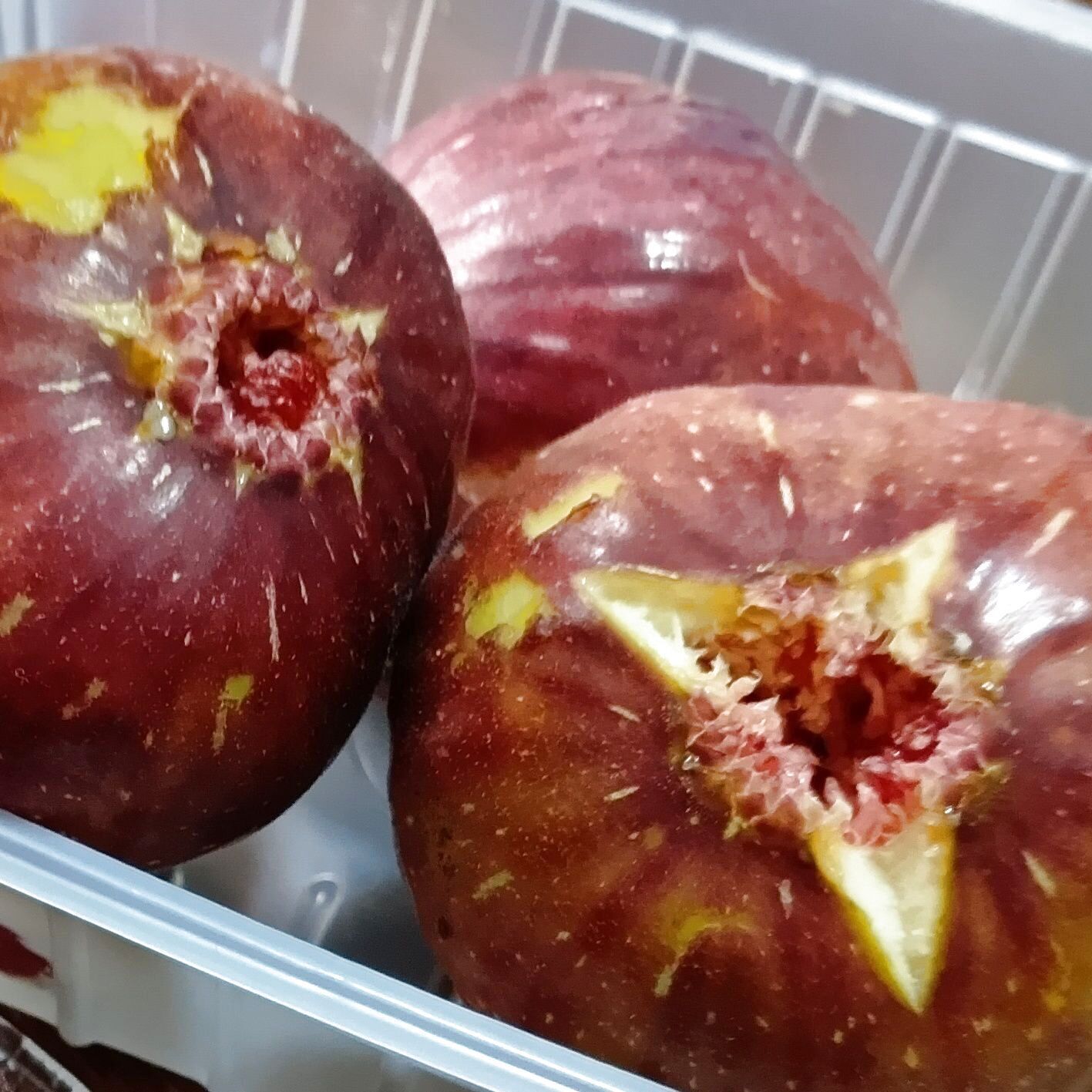 おしりの部分（果頂部）が、少し開いているものは、食べごろのサインだそう！！！  おしりが少し割れていたり、割れかけているもが食べ頃！ただし割れすぎているものや傷があるものは避けるのがポイント。