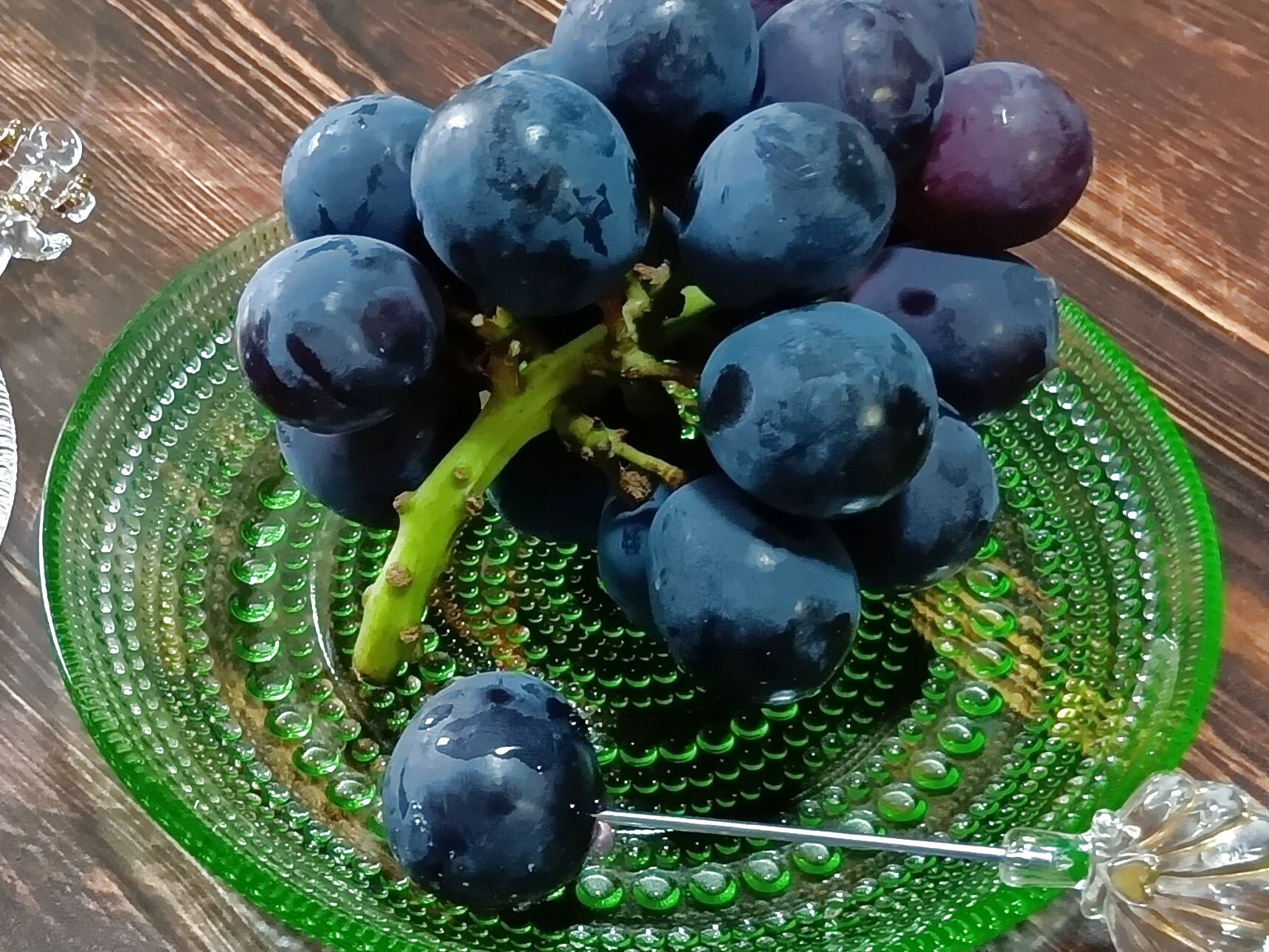 そして、ナガノパープルならではの嬉しい特徴も！  なんと、種なしで皮ごと食べられる大粒ぶどうなんです