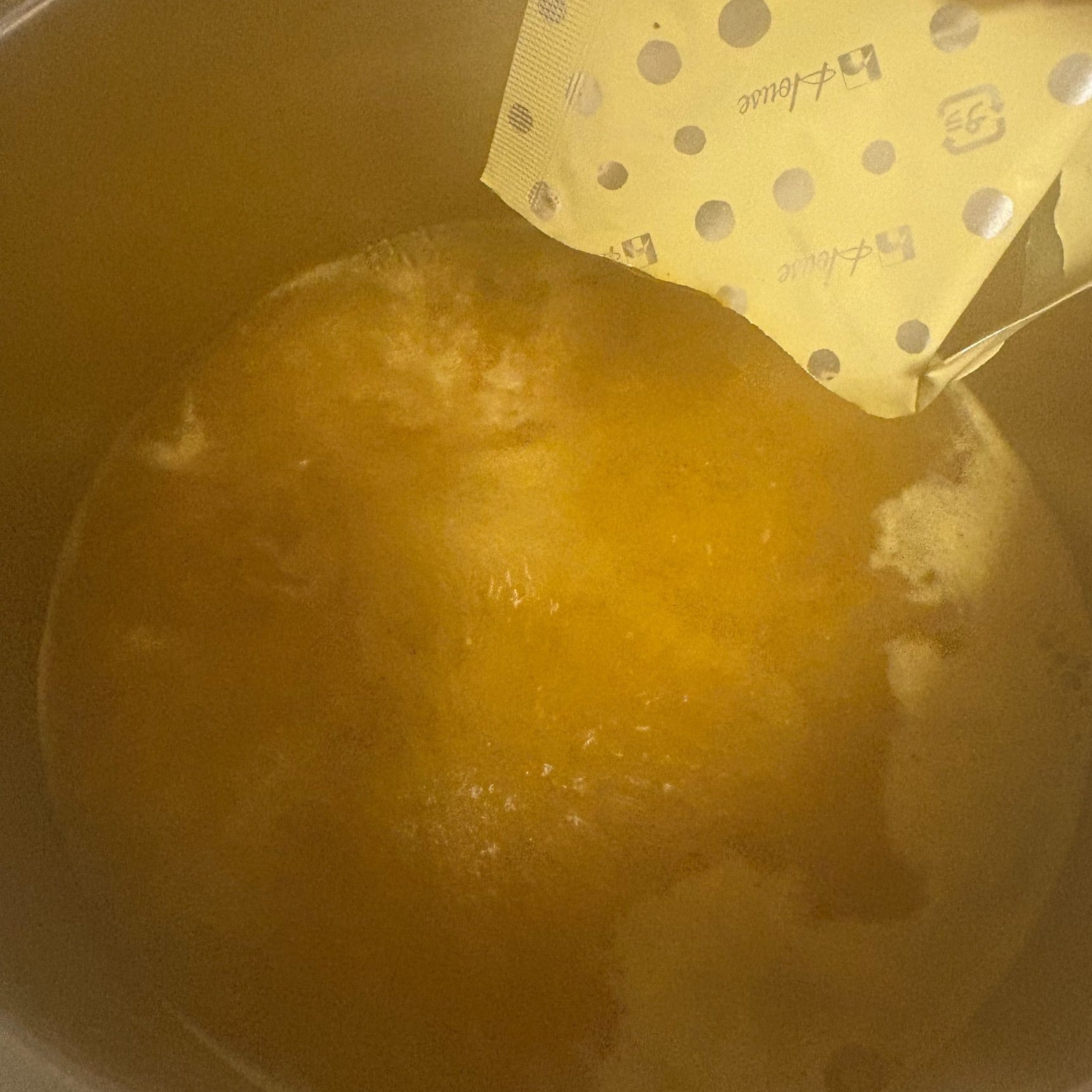 小鍋にお湯を沸かし、シーズニングを入れてよく溶かしておきます。