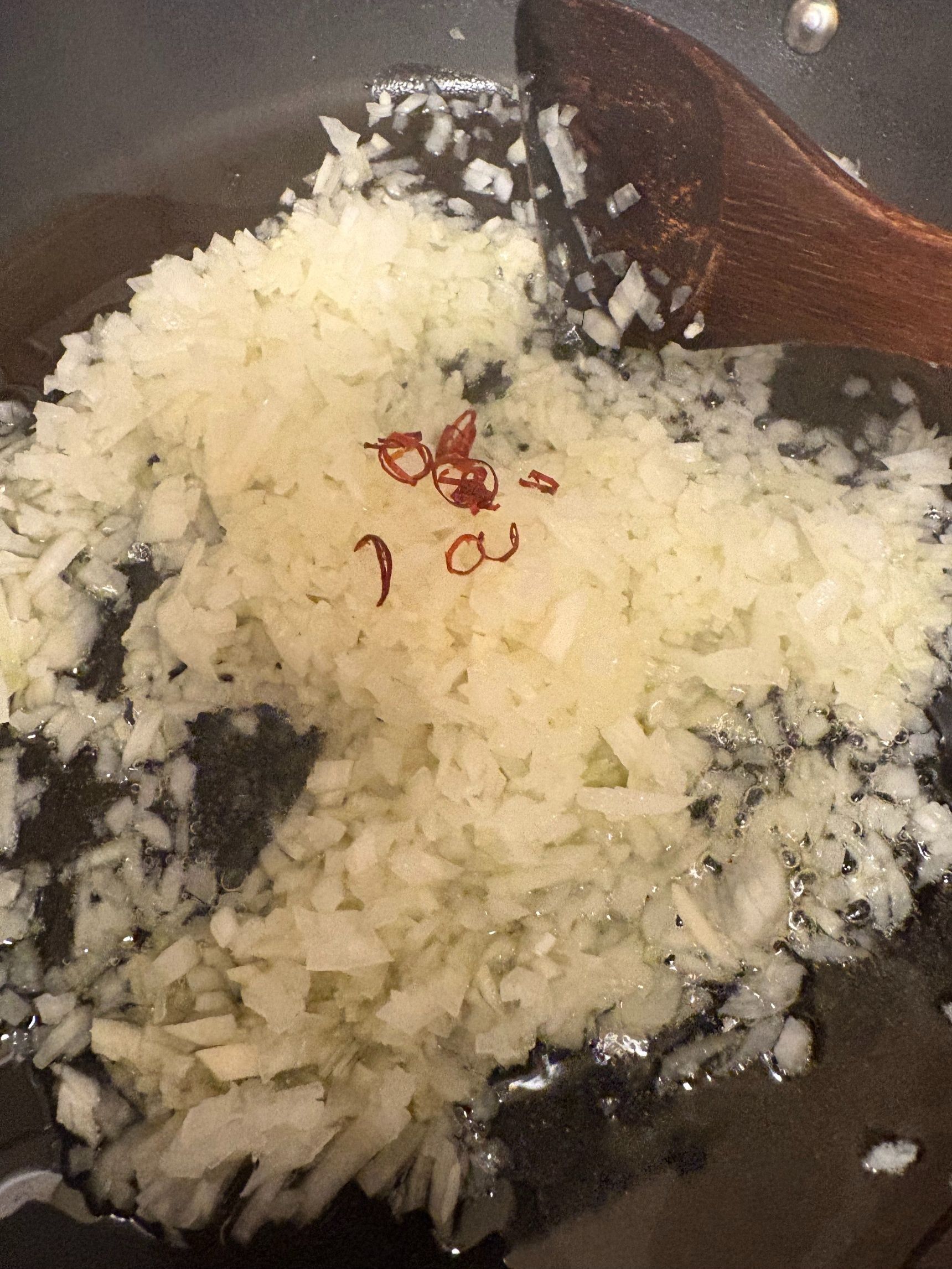 赤唐辛子も入れて香りが立つくらいよく炒めます。