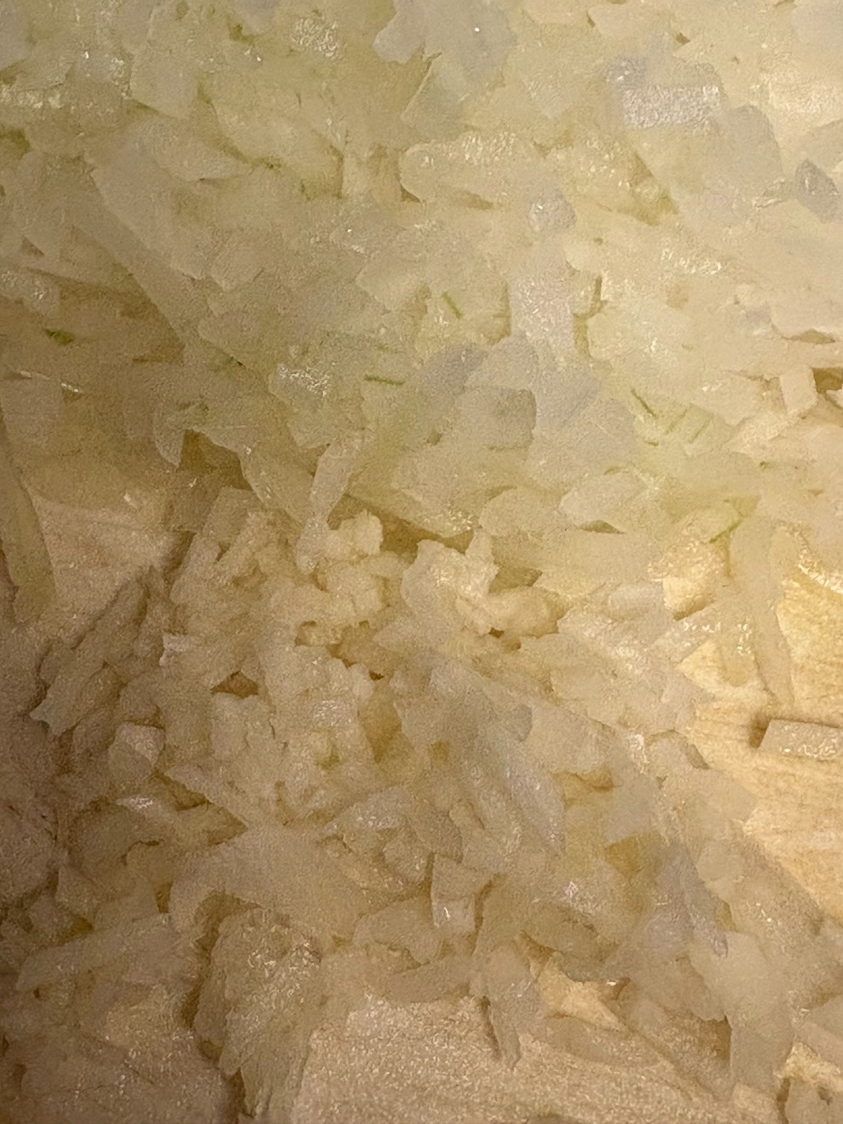 ここでひと手間！フライパンで玉ねぎ、ニンニクをたっぷりめのオリーブオイルで炒めます。