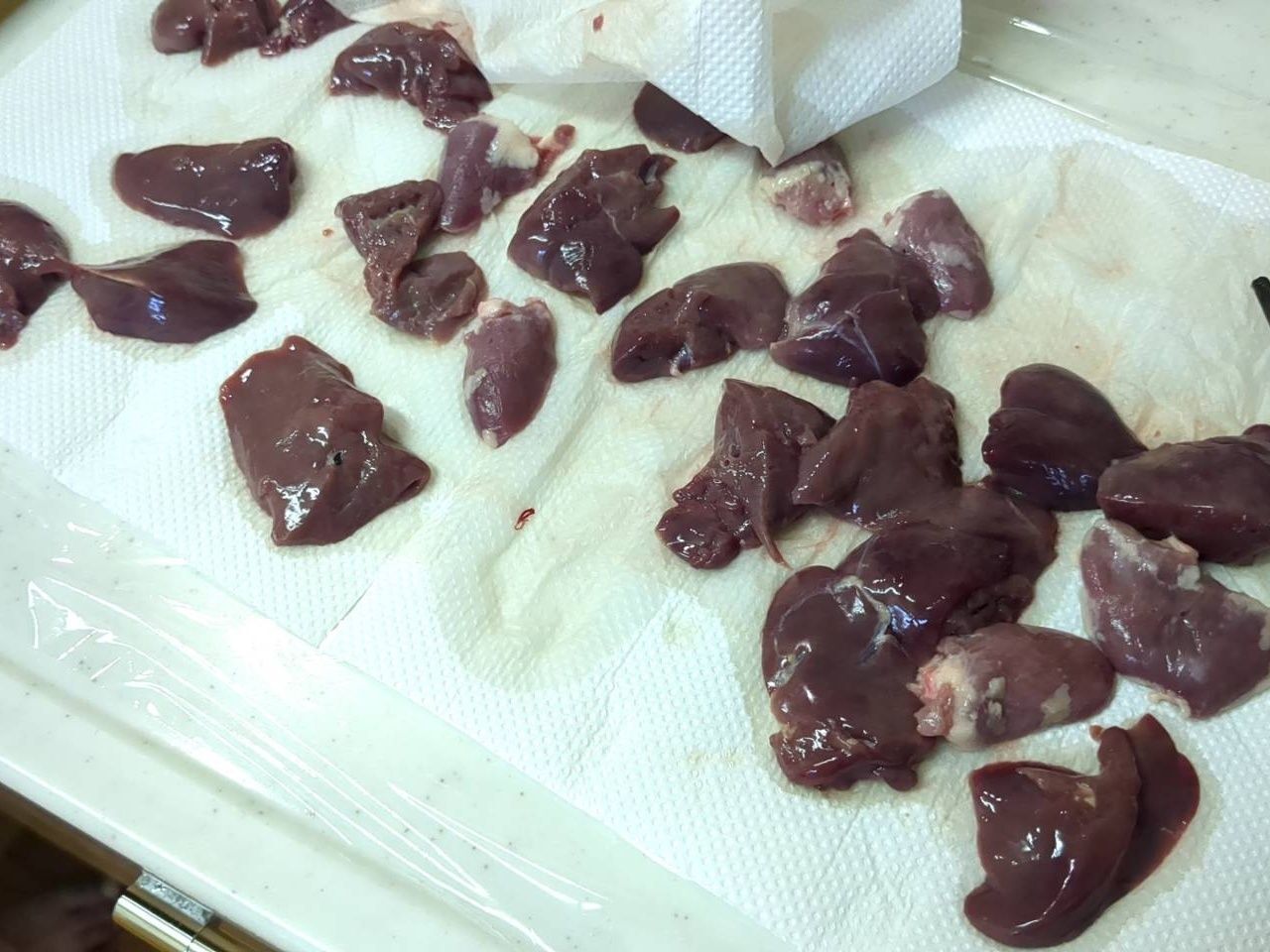 鶏もつは下処理します。