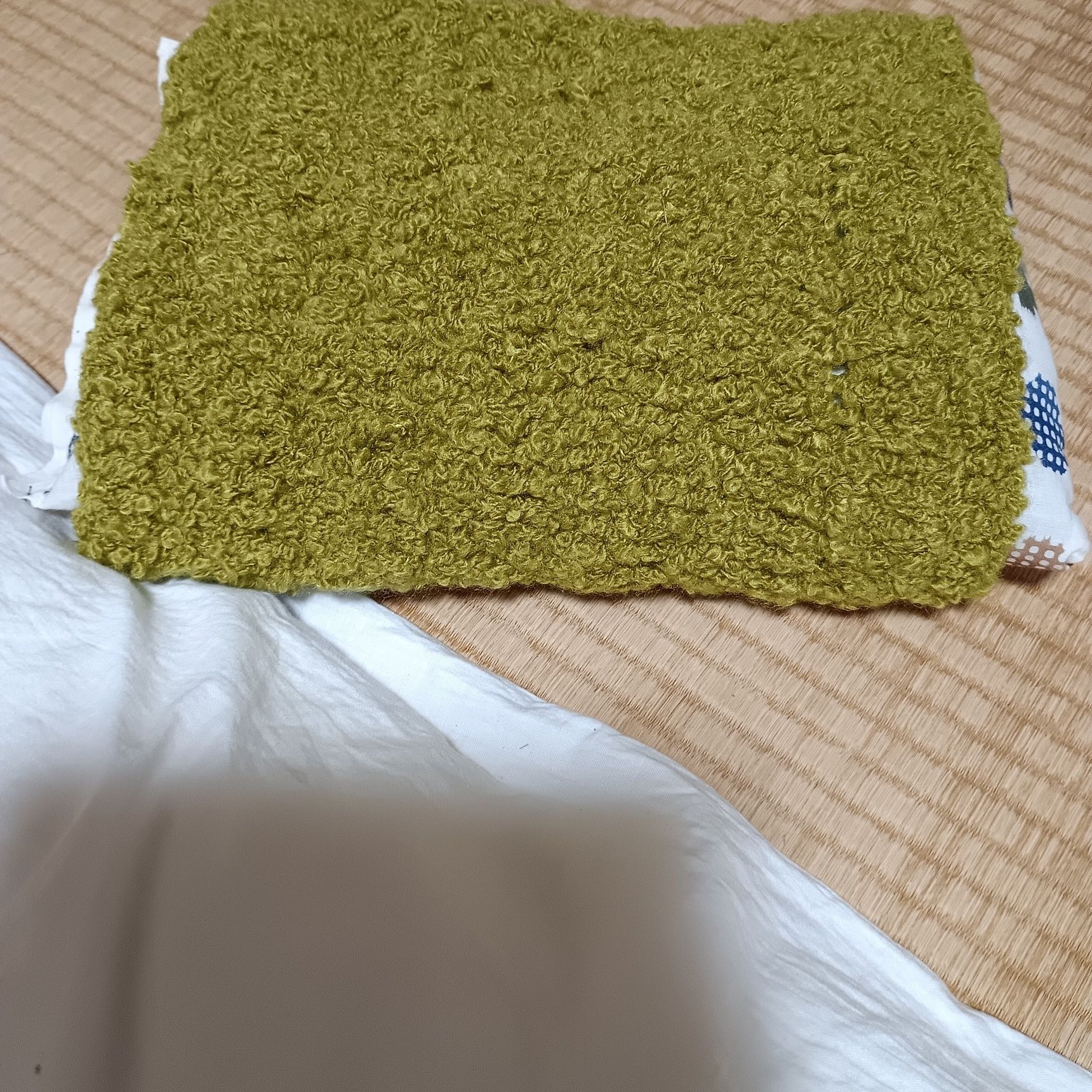 毛糸で編んだ冬の枕カバー これ“ぬくい”です