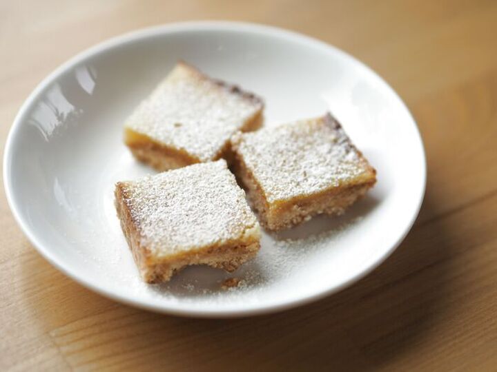 【甘酸っぱくて爽やか】アメリカ定番おやつ!サクしっとり食感がたまらない「レモンスクエア」の作り方
