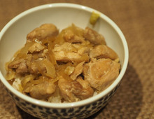 【煮込むだけで絶品】隠し味はジンジャーエール！？お肉がほろほろ柔らかくなる魔法の焼き鳥丼