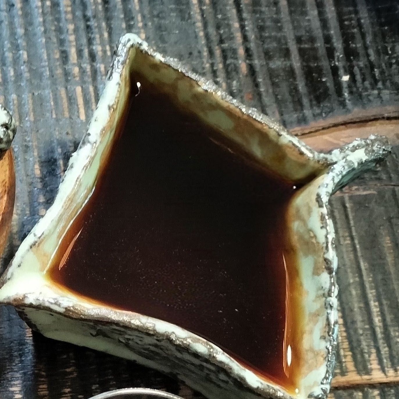 3、淹れたコーヒーに白砂糖を加えて、溶かす