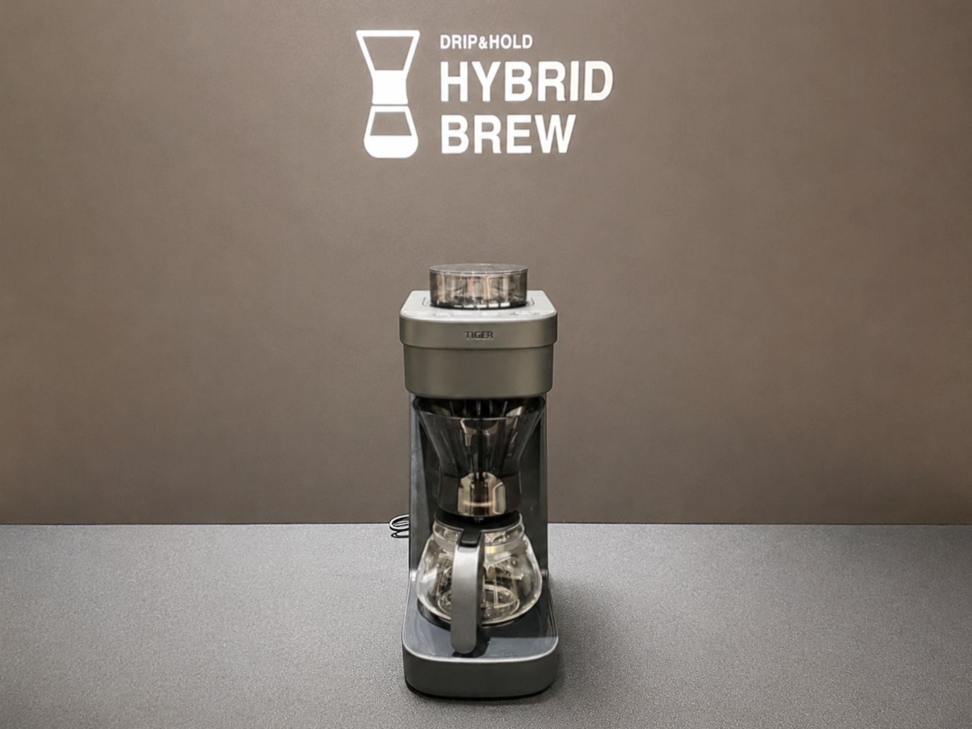 【プロ絶賛】透過式×浸漬式で味が変わる！タイガー新作「全自動コーヒーメーカー〈HYBRID BREW〉ADG-A060」を実飲レポ！
