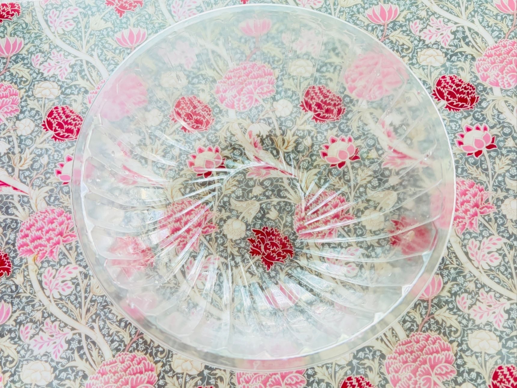野菜やフルーツが入っている透明の丸型容器！捨てちゃダメ〜