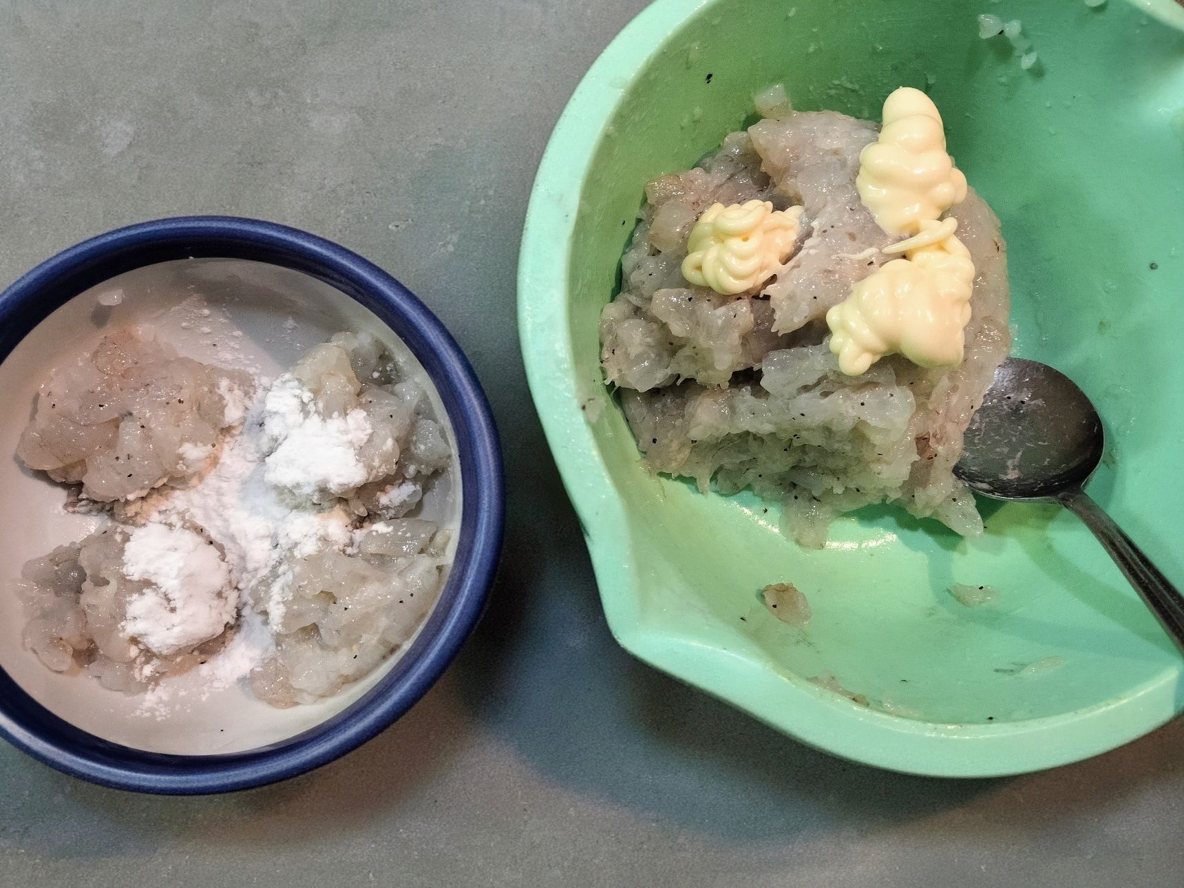 2、手順1の海老をおおよそで400g【A】と100g【B】に分け、それぞれボウルに入れる→【A】のボウルにはマヨネーズ、【B】のボウルには片栗粉を加えて混ぜる