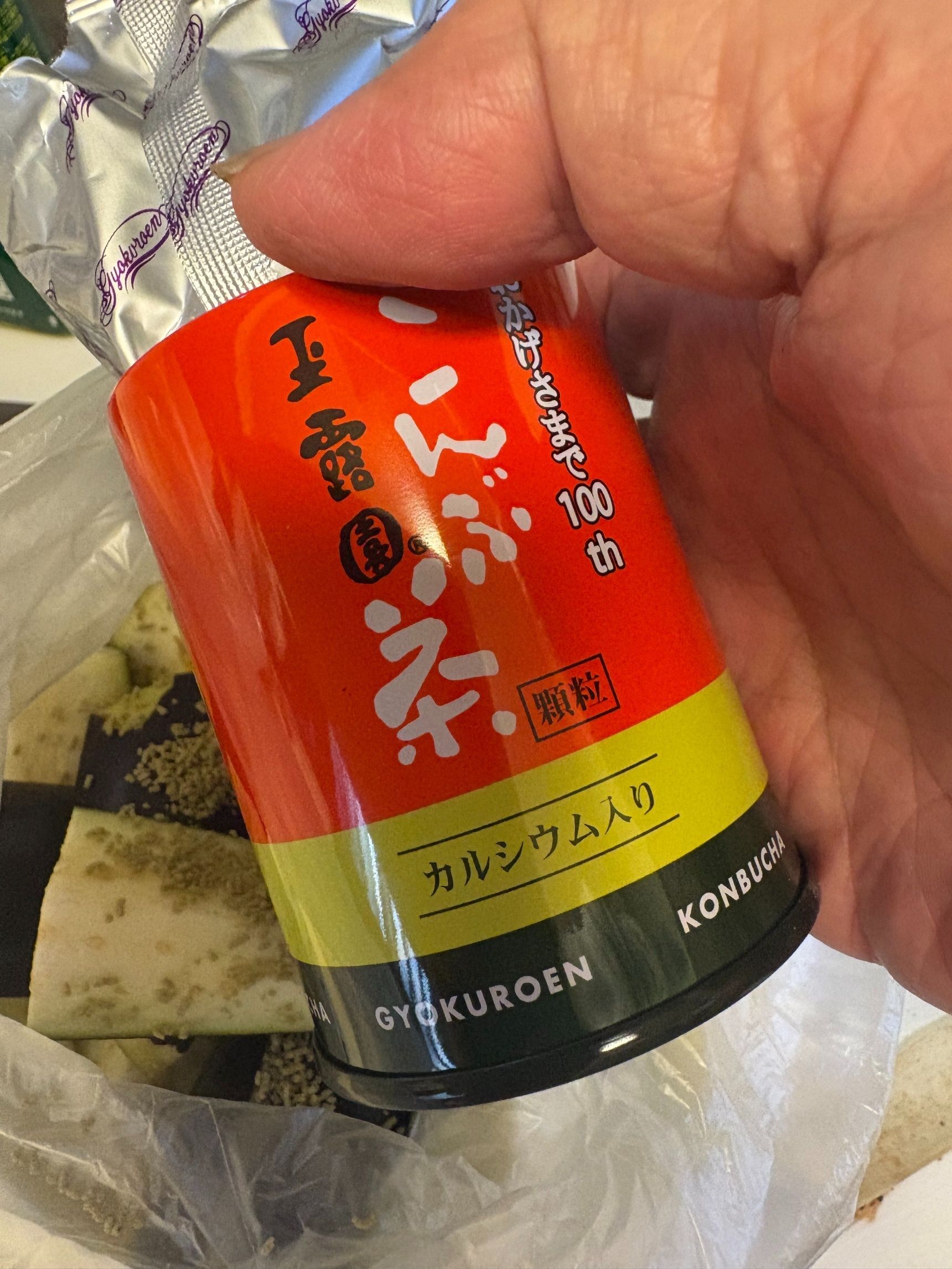スーパーで売っている缶入りの昆布茶を使いました。