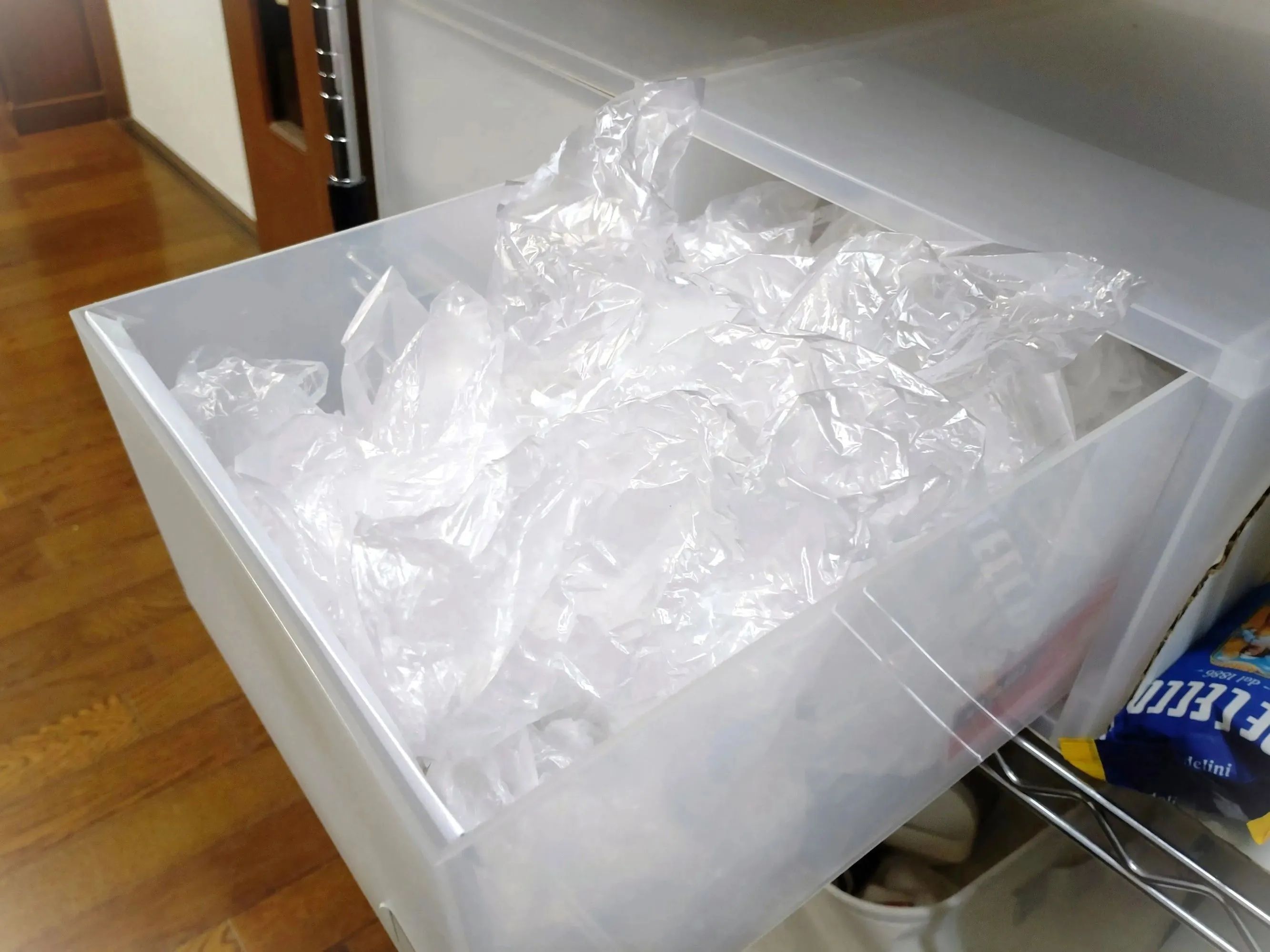「すぐマネできる♪」スーパーのポリ袋…丸めたままでもスッキリ収納＆一発で取り出し！
