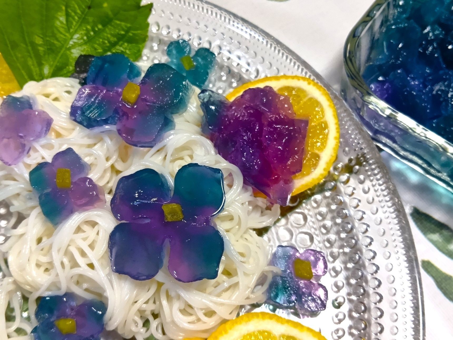 裏技ですが、ゆで上がったそうめんを氷水でしっかり冷やしたあと、レモン汁を加えて全体に行き渡るように混ぜます！  レモンに含まれるクエン酸には、小麦のでんぷんを引き締める働きがあり、いつものそうめんをよりコシのある食感に感じられるそうです。 