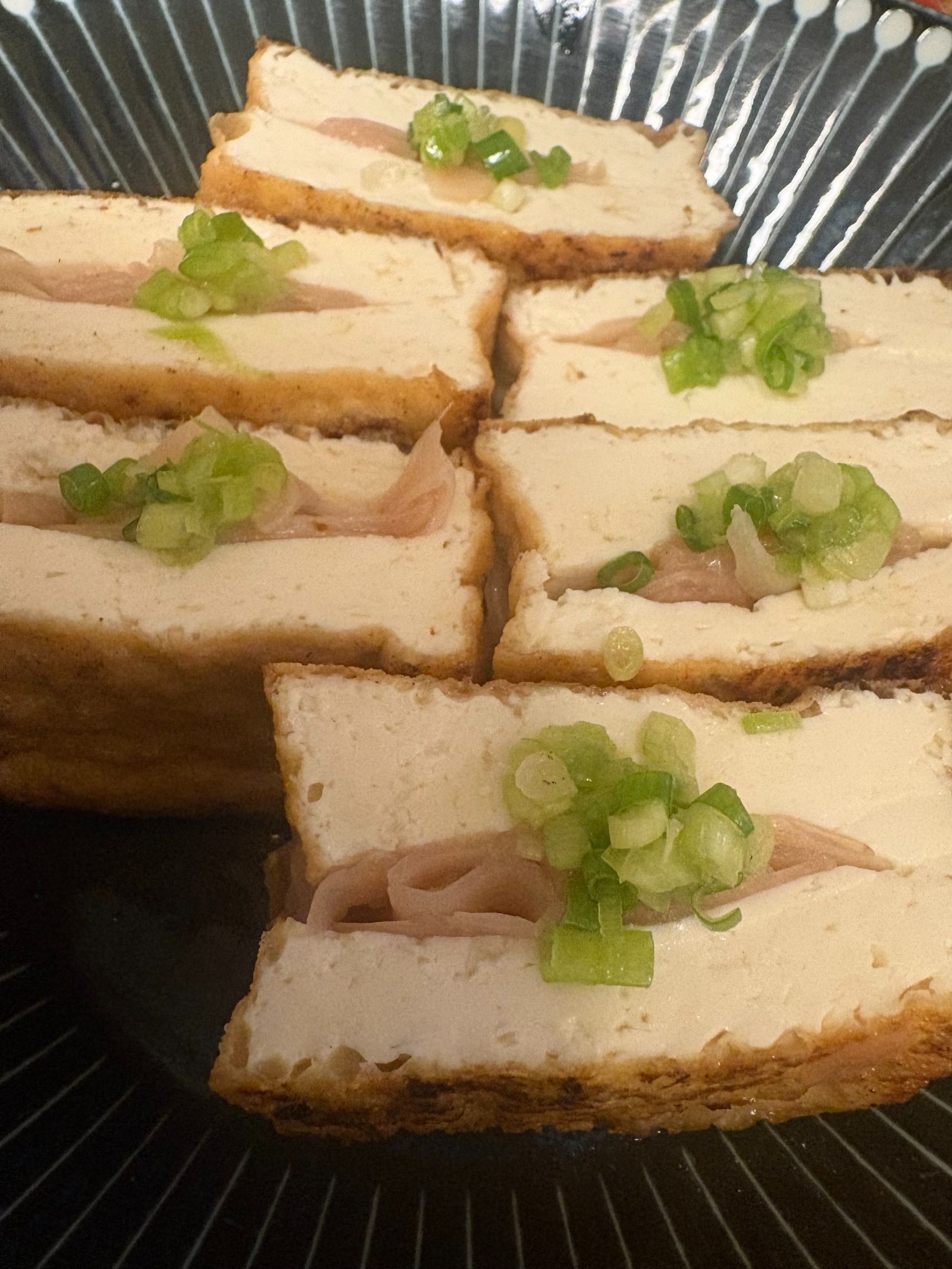 厚揚げに甘酢の生姜を挟んで焼いてみたら想像を超える美味しさだった。