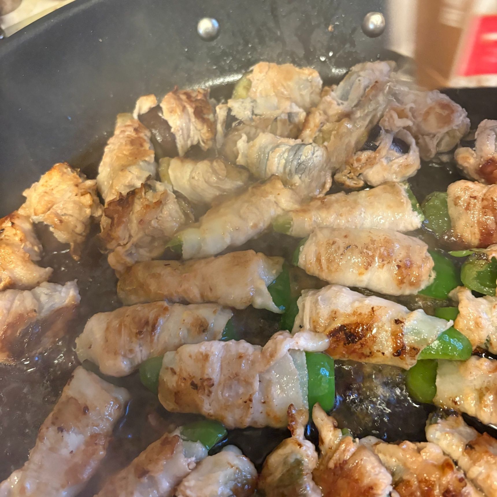 バラ肉から油が出るので、カリカリに焼きました。