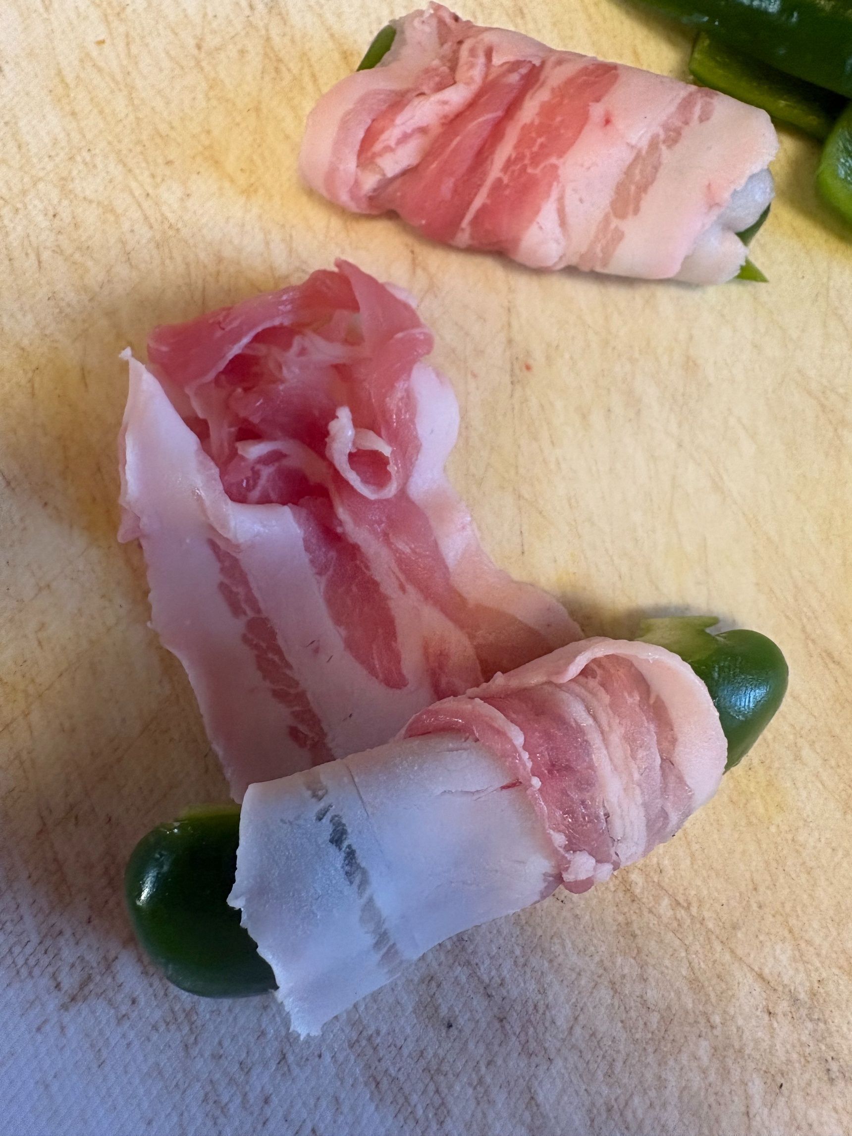 バラ肉を重ねてどんどん巻いていきます。
