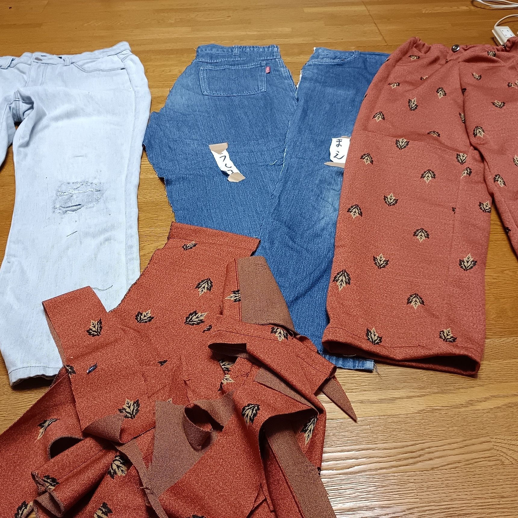 ボロボロのズボンを使って 型紙にして ズボン 作りました