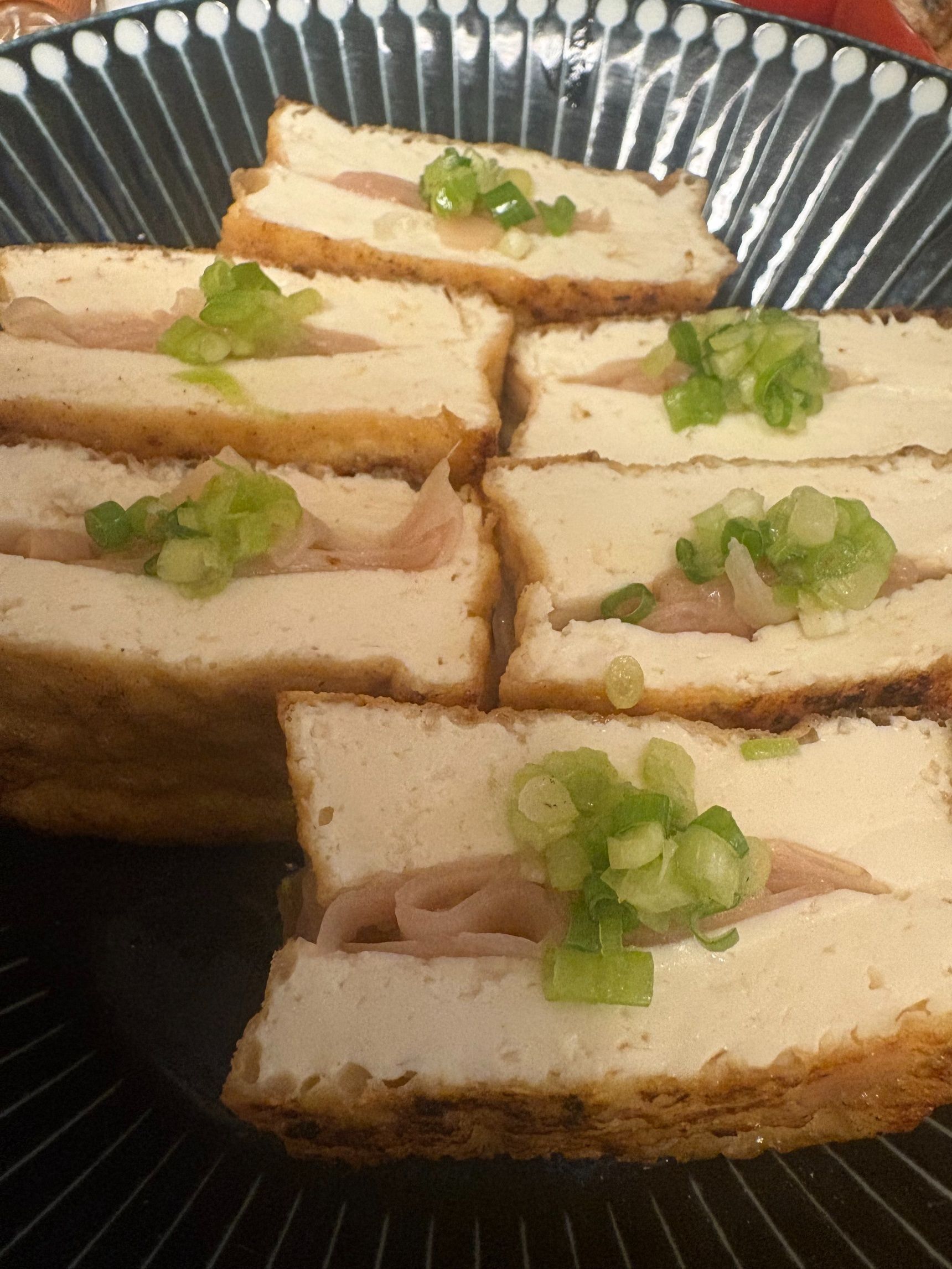 両面カリカリに焼いたものを3等分して小葱を飾りました。