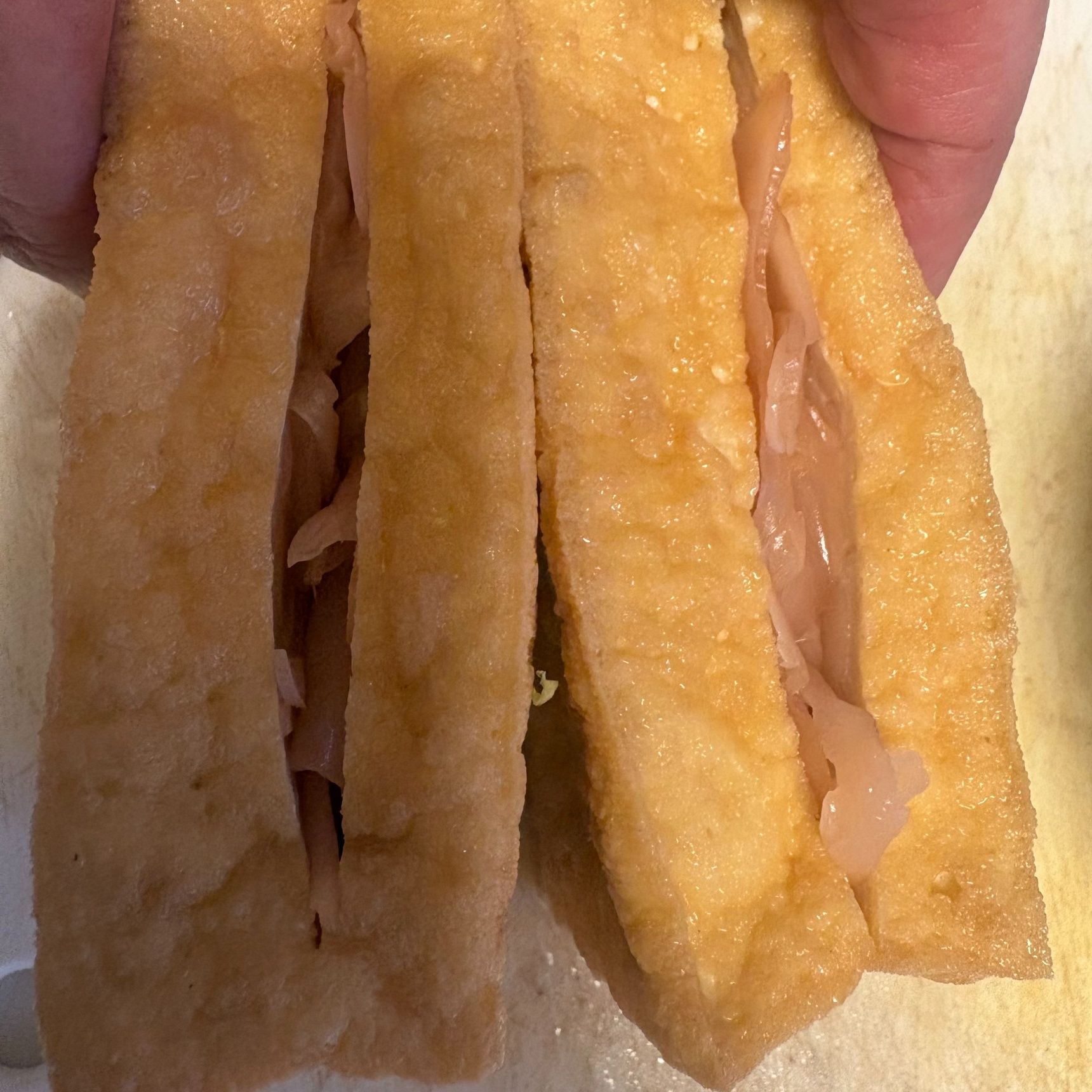 切り込みを入れて挟んだだけです。