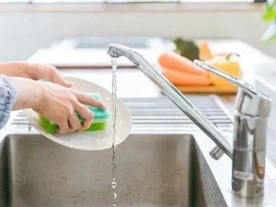 キッチンの『洗剤置き』を100均アイテムで代用したら、水回りの不便がスッキリ解消♪
