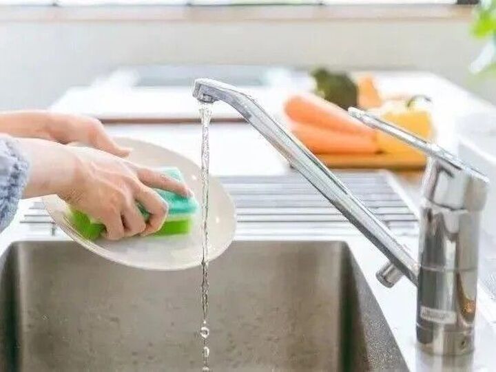 キッチンの『洗剤置き』を100均アイテムで代用したら、水回りの不便がスッキリ解消♪
