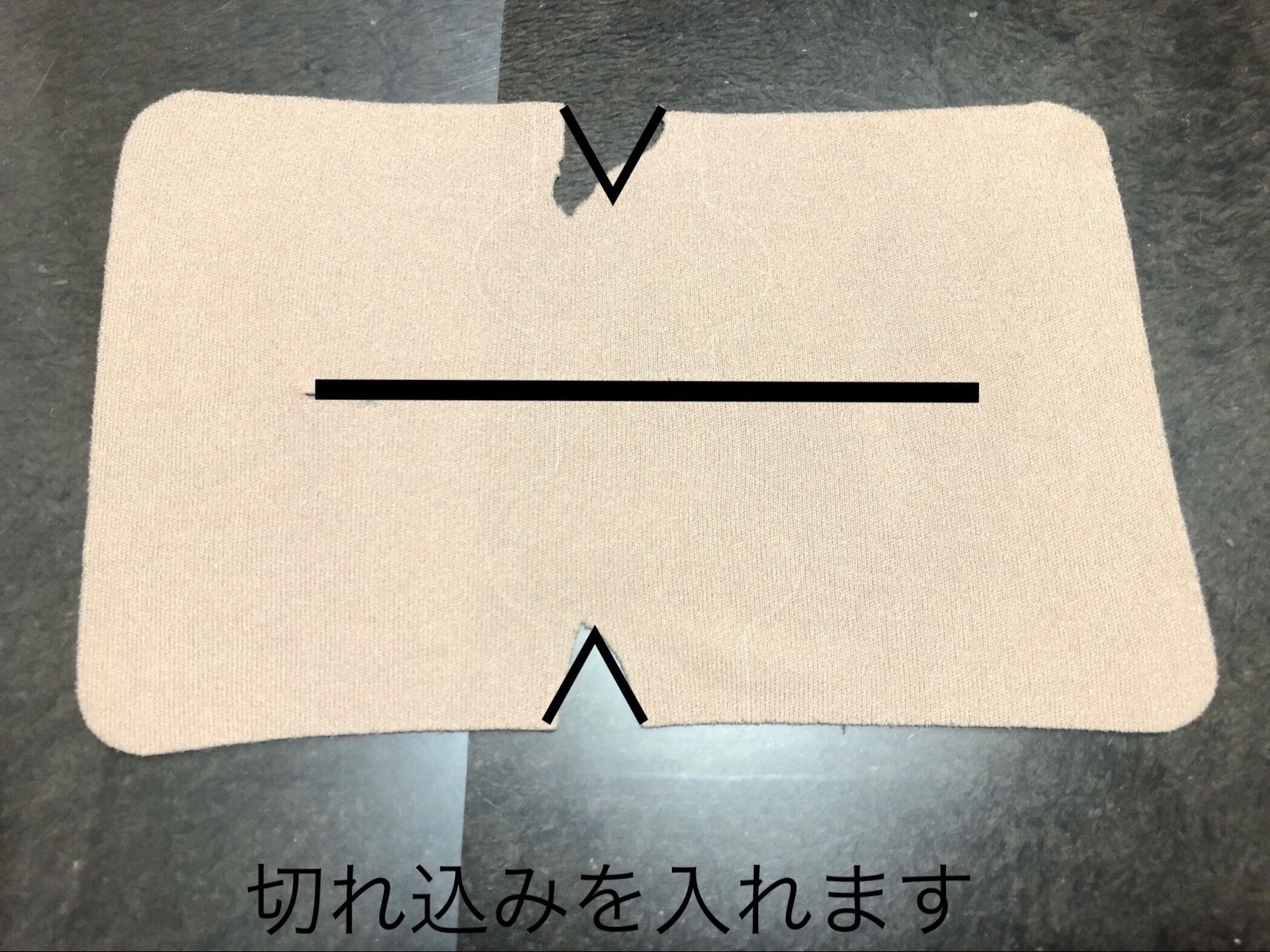 湿布に切れ込みを入れていました