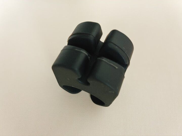 【セリア】十字と謎のわっか、見れば見るほど用途不明!な正体は!?夏の外出で手放せなくなる発明品でした