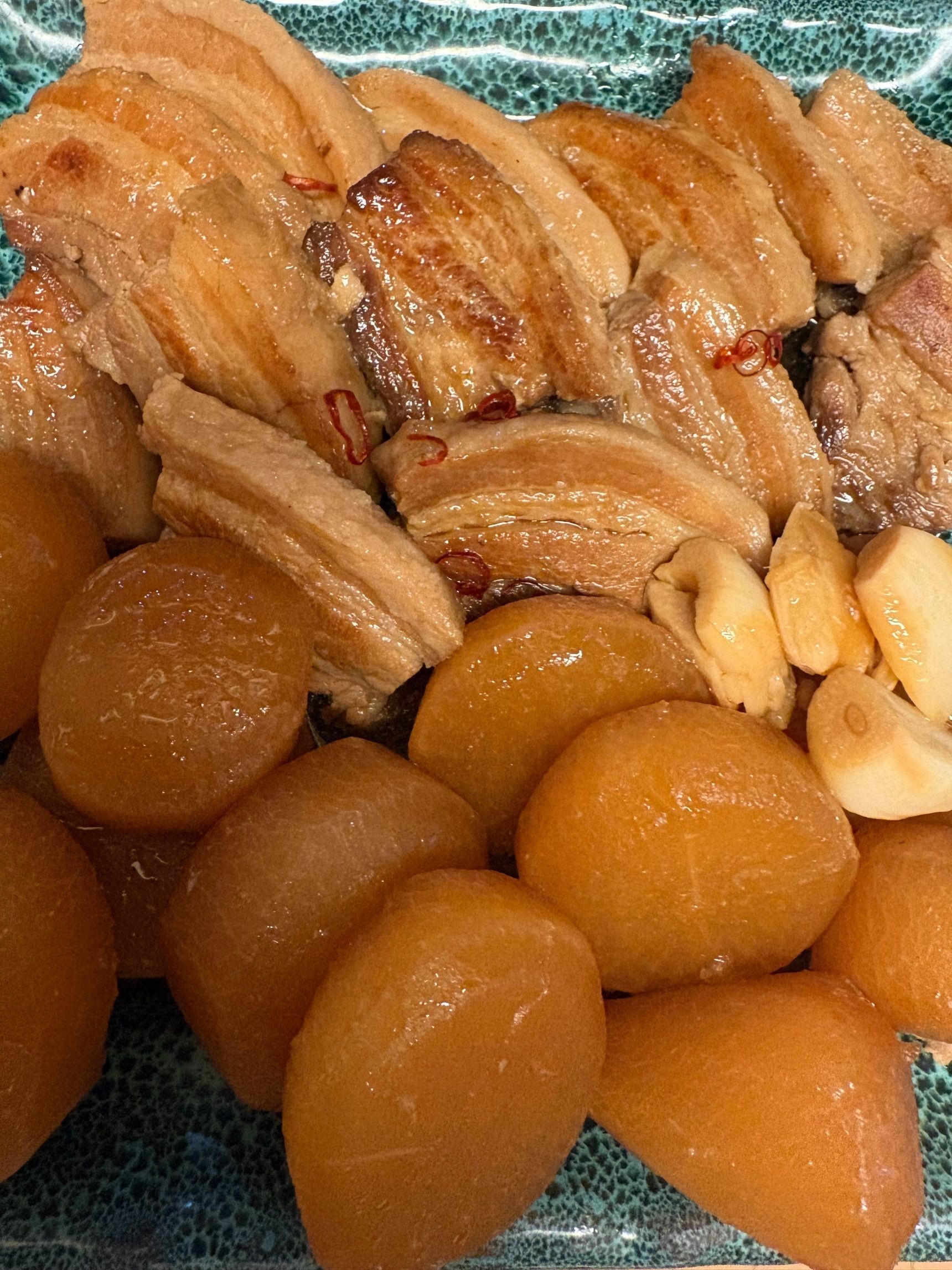 晩ごはんは豚の三枚肉と一緒に、味しみしみの大根を煮ました。