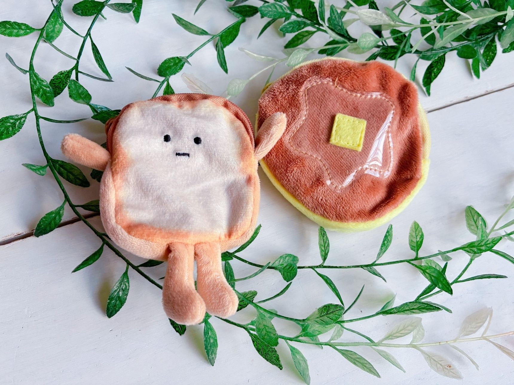 【セリア】可愛すぎる食パンとパンケーキのファスナーポーチ