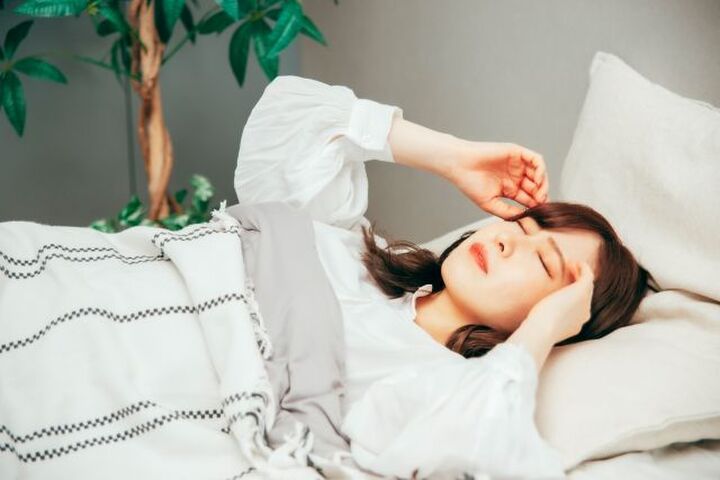 「休みの日に寝だめ」が逆効果!?月曜日のダルさを招く〈社会的時差ボケ〉とは