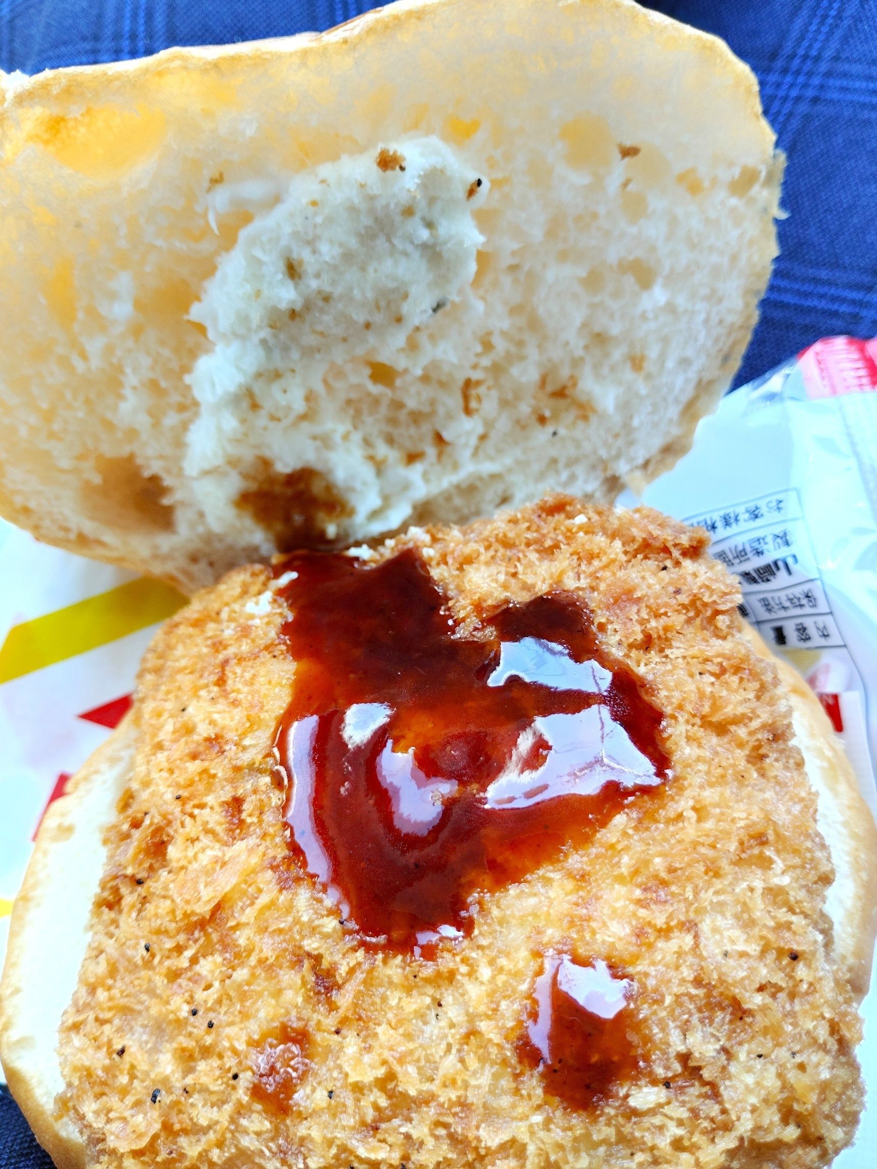バンズにえびカツをはさみます！