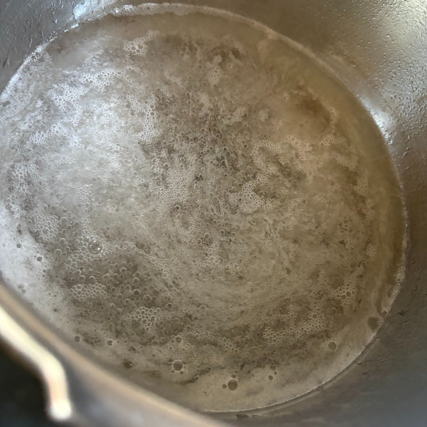 鍋で一度沸騰させてから火を止めます。