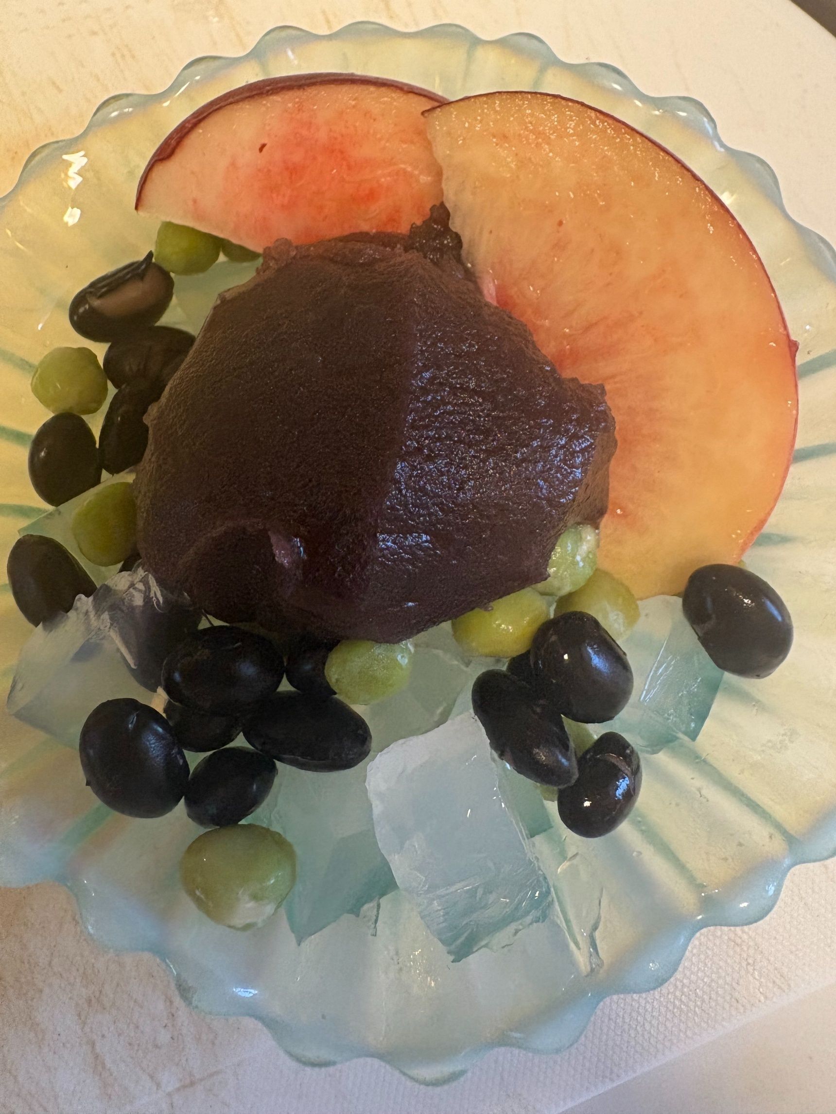彩りに桃を乗せて、豪華フルーツあんみつに！