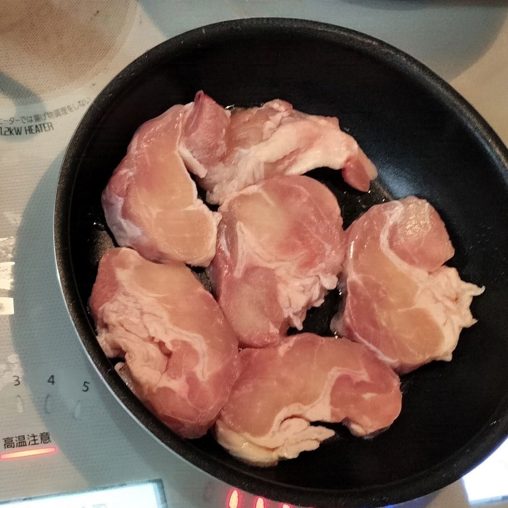 1、浅いフライパンに、鶏もも肉を入れる→天然塩・粗挽き胡椒をふりかけ、ごま油を回しかける→弱火〜中火で中まで火を通す→中火〜強火でサッと両面に焼き色を付ける