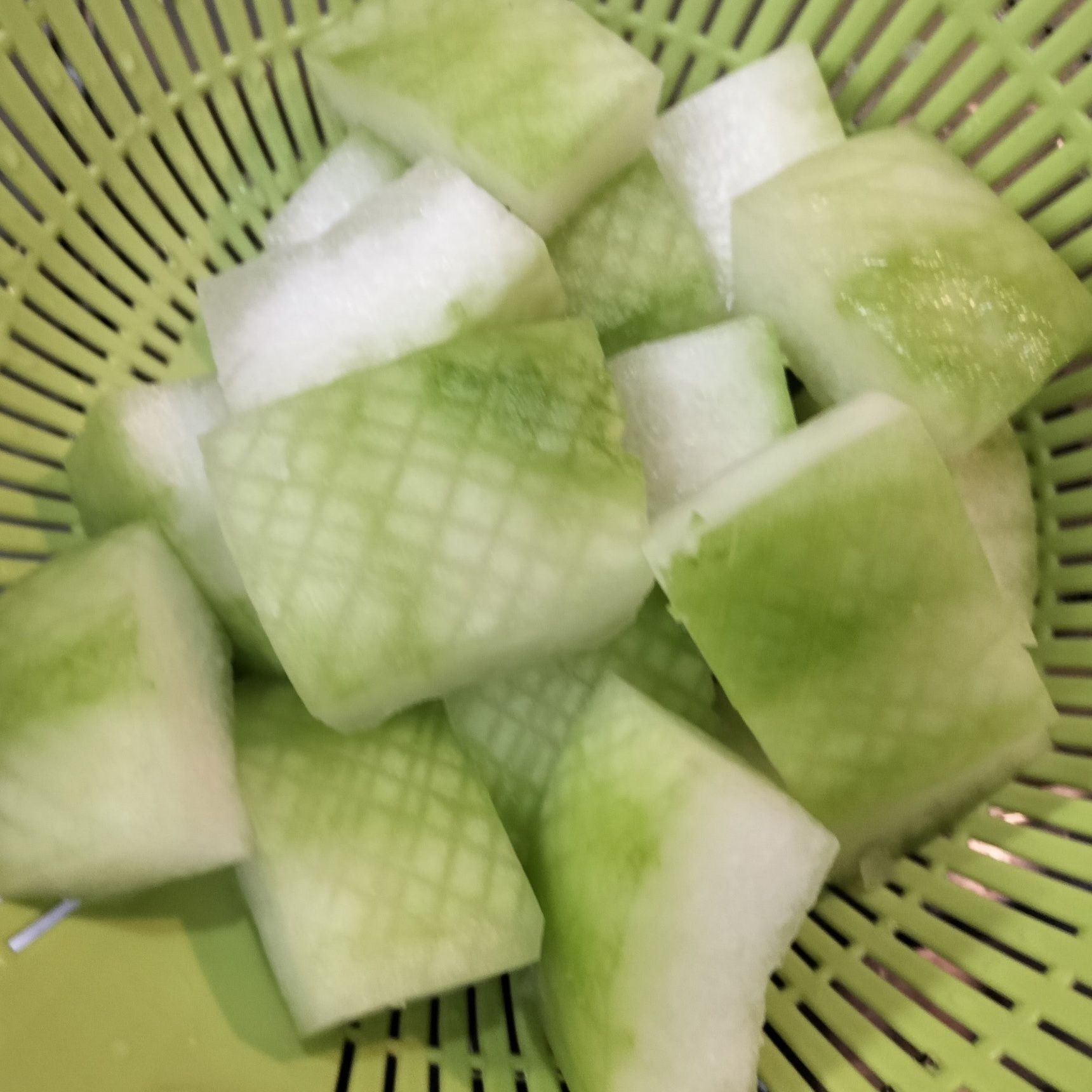2、適量の水とラーメンスープの素を注ぎ入れる→ひと煮立ちさせる→アクを取る→下処理したスープ用の冬瓜を加えて、弱火で5分程煮る