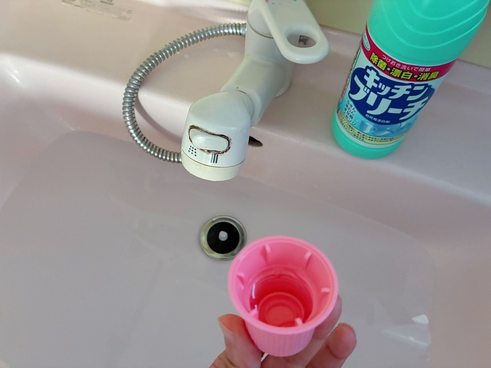 洗濯機の隣りの洗面台を使うことに。