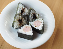 【お弁当にぴったり】一度に2種類の具が作れる！？一口サイズで食べやすい『ミニ三角おにぎり』の作り方