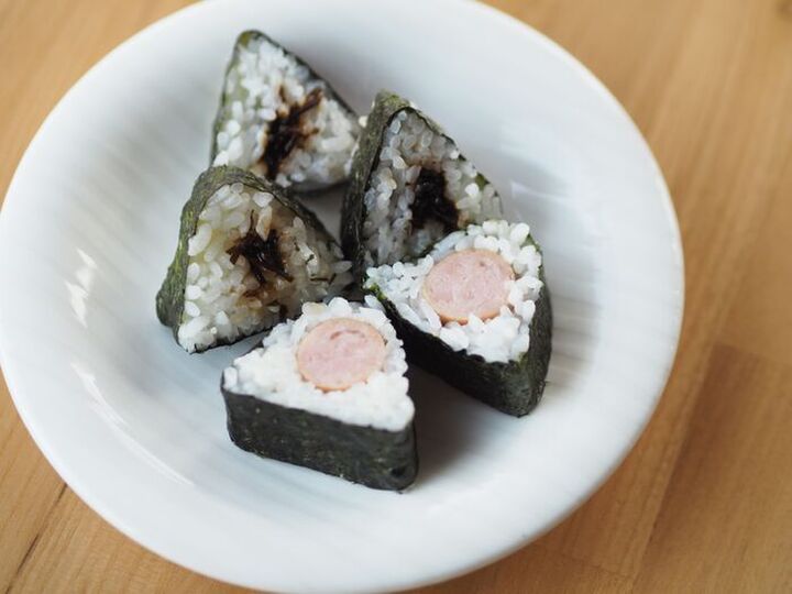 【お弁当にぴったり】一度に2種類の具が作れる!?一口サイズで食べやすい『ミニ三角おにぎり』の作り方