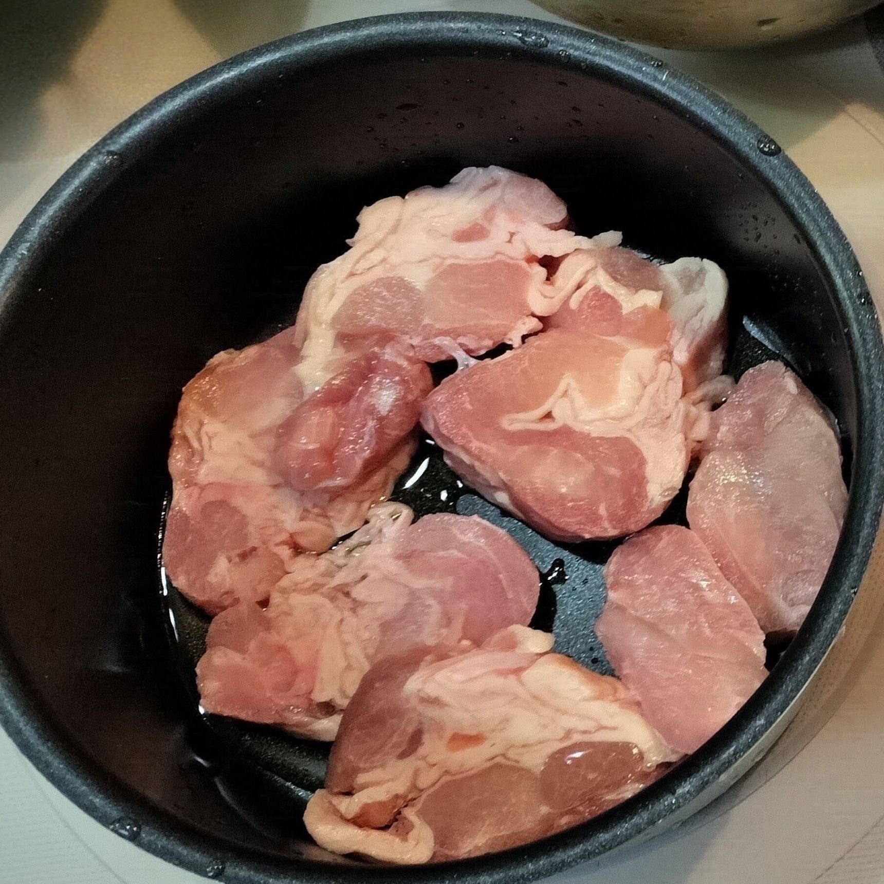 1、深いフライパンに、鶏もも肉を入れる→天然塩・粗挽き胡椒をふりかけ、ごま油を回しかける→弱火〜中火で中まで火を通す