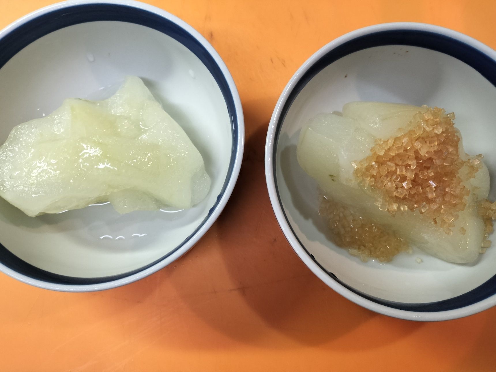1. 冷凍状態のままの冬瓜を器2個に半量ずつ入れる→コンポート用の器には中ザラ糖を加える→ピクルス用とコンポート用どちらも電子レンジで1〜2分加熱する