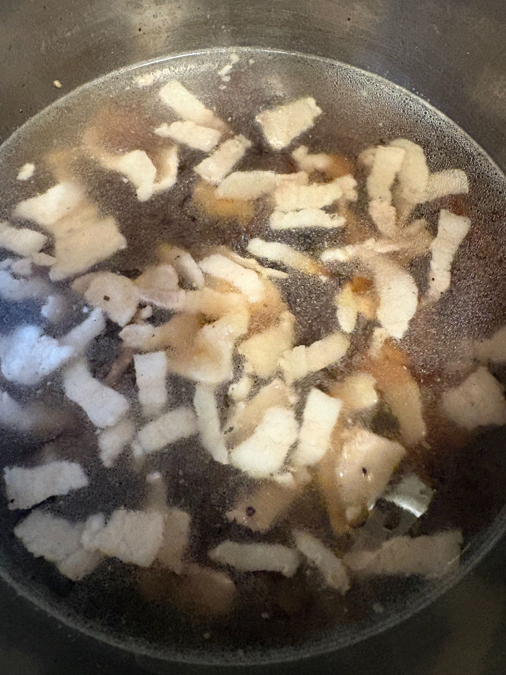 先に水を入れてから麺つゆを加えて煮立てます。